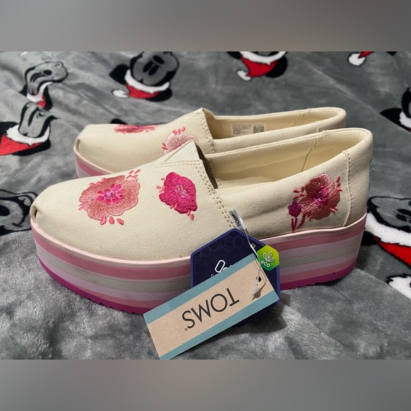 TOM’S Alpargata Platform Pink Poppies Shoes
Women's size 5 NWT for Spring - Picture 3 of 6